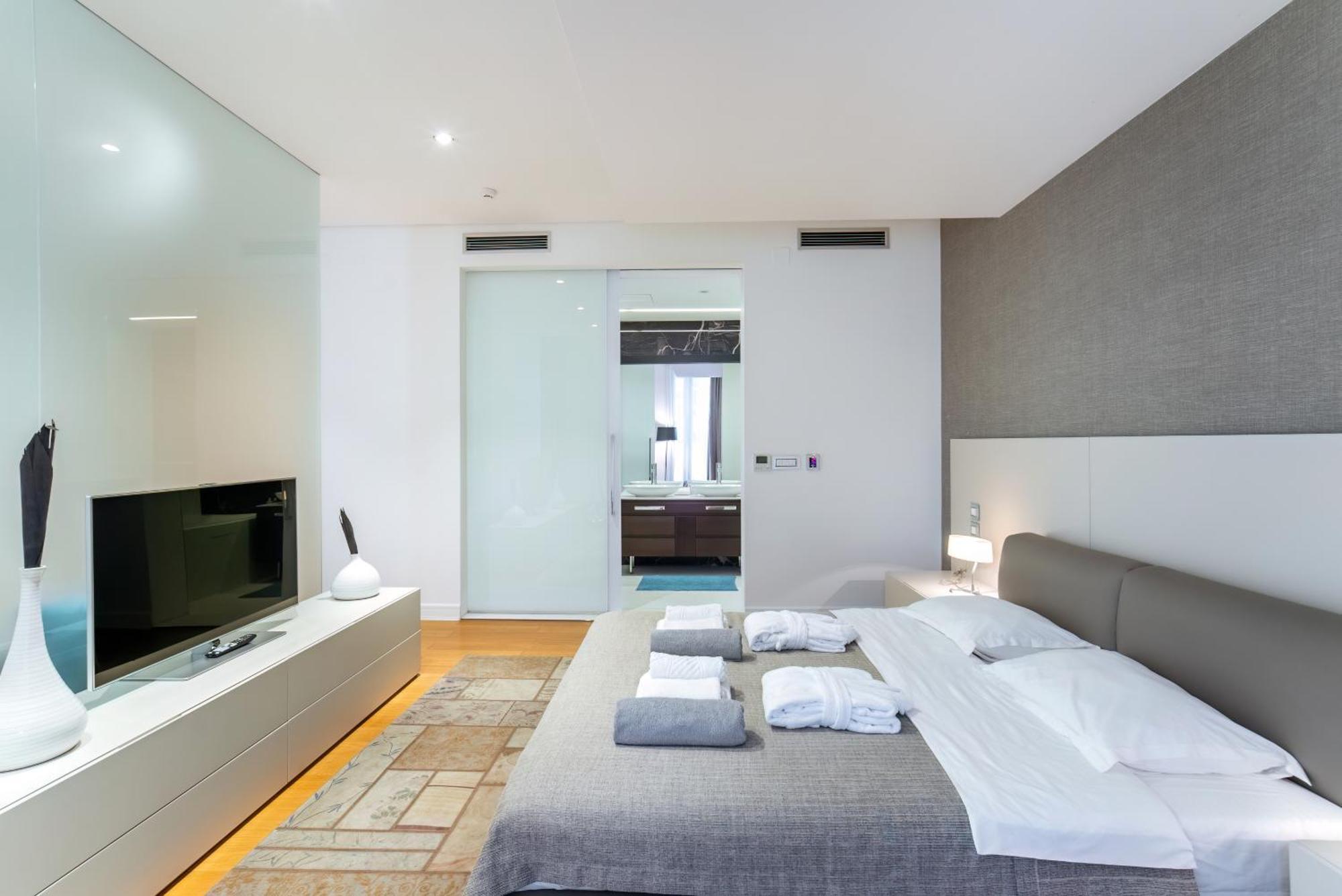 Villa Luxury Waterfront At Dukly Gardens *