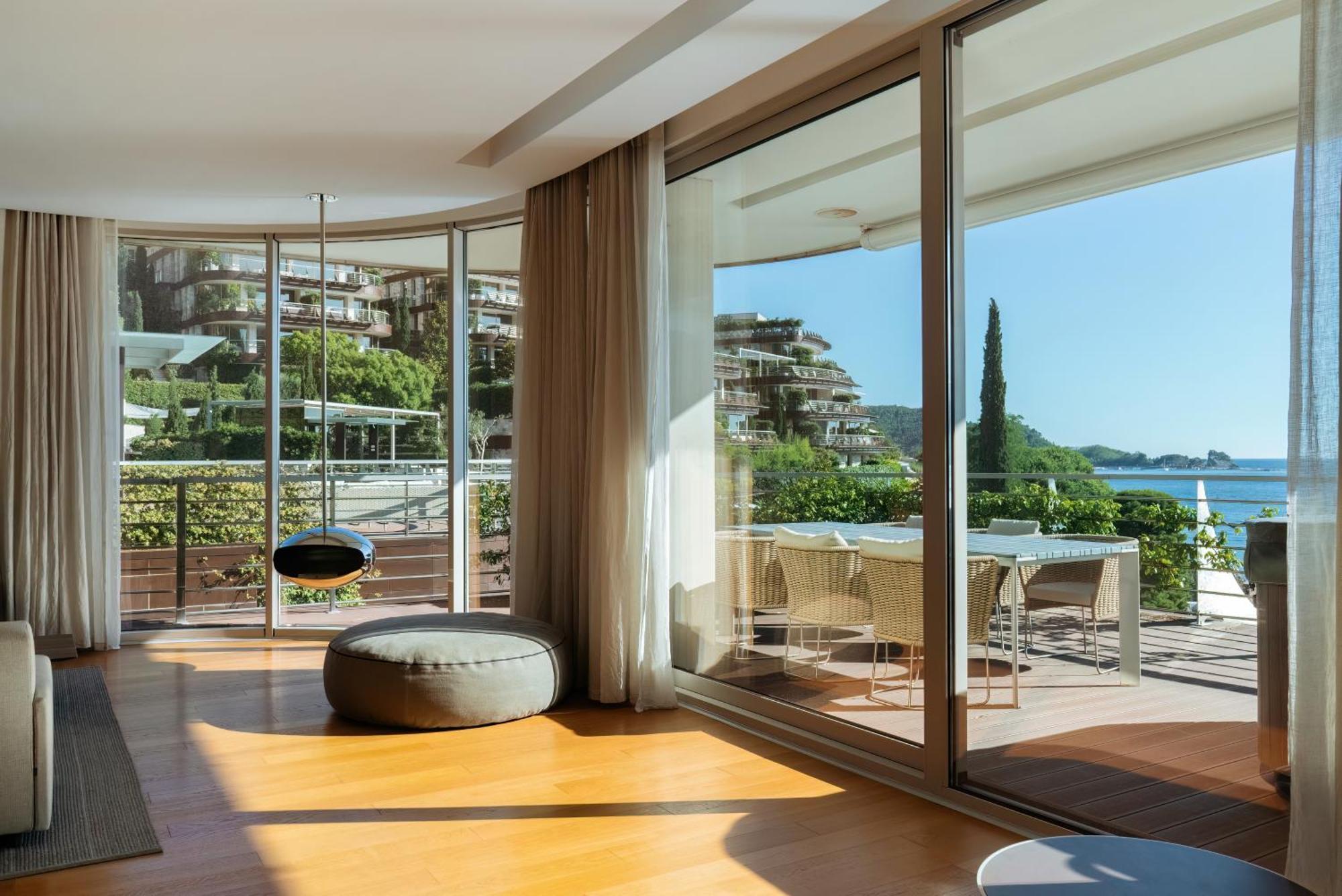 Luxury Waterfront At Dukly Gardens Villa *